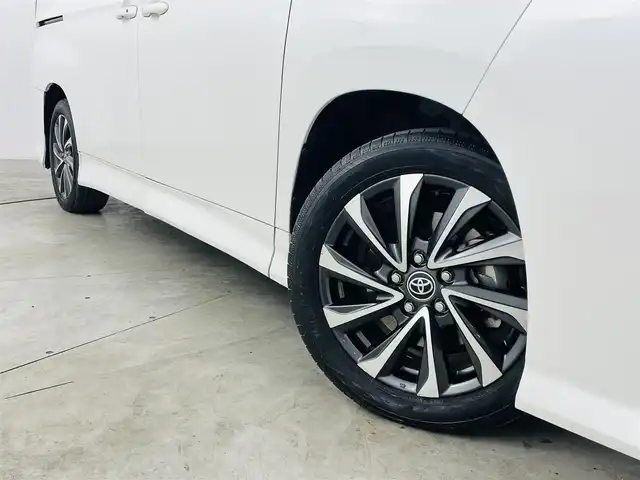 トヨタ ヴォクシー ハイブリッド S－Z 福島県 2023(令5)年 2.5万km ホワイトパールクリスタルシャイン セーフティセンス　/・プリクラッシュセーフティ　/・レーンディパーチャーアラート　/・レーントレーシングアシスト/・アダプティブハイビームシステム/・レーダークルーズコントロール　/・ロードサインアシスト/・ドライバー異常時対応システム/・プロアクティブドライビングアシスト/純正ナビゲーション/・Bluetooth/TV/CD/DVD/USB AM・FM/HDMI/applecarplay/androidauto/・バックカメラ/・ETC/ドライブレコーダー/両側パワースライドドア/革巻きステアリング/・ステアリングスイッチ/ハーフレザーシート/・シートヒーター/純正フロアマット/プッシュスタート/・スマートキー/ドアバイザー/電装格納ウィンカーミラー/電子パーキング/・オートホールド