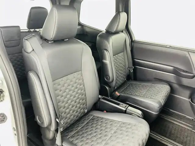 トヨタ ヴォクシー ハイブリッド S－Z 福島県 2023(令5)年 2.5万km ホワイトパールクリスタルシャイン セーフティセンス　/・プリクラッシュセーフティ　/・レーンディパーチャーアラート　/・レーントレーシングアシスト/・アダプティブハイビームシステム/・レーダークルーズコントロール　/・ロードサインアシスト/・ドライバー異常時対応システム/・プロアクティブドライビングアシスト/純正ナビゲーション/・Bluetooth/TV/CD/DVD/USB AM・FM/HDMI/applecarplay/androidauto/・バックカメラ/・ETC/ドライブレコーダー/両側パワースライドドア/革巻きステアリング/・ステアリングスイッチ/ハーフレザーシート/・シートヒーター/純正フロアマット/プッシュスタート/・スマートキー/ドアバイザー/電装格納ウィンカーミラー/電子パーキング/・オートホールド