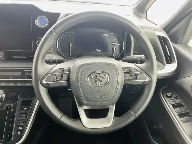 トヨタ ヴォクシー ハイブリッド S－Z 福島県 2023(令5)年 2.5万km ホワイトパールクリスタルシャイン セーフティセンス　/・プリクラッシュセーフティ　/・レーンディパーチャーアラート　/・レーントレーシングアシスト/・アダプティブハイビームシステム/・レーダークルーズコントロール　/・ロードサインアシスト/・ドライバー異常時対応システム/・プロアクティブドライビングアシスト/純正ナビゲーション/・Bluetooth/TV/CD/DVD/USB AM・FM/HDMI/applecarplay/androidauto/・バックカメラ/・ETC/ドライブレコーダー/両側パワースライドドア/革巻きステアリング/・ステアリングスイッチ/ハーフレザーシート/・シートヒーター/純正フロアマット/プッシュスタート/・スマートキー/ドアバイザー/電装格納ウィンカーミラー/電子パーキング/・オートホールド