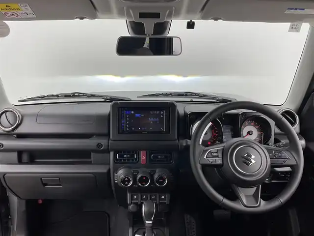 スズキ ジムニー XC 大分県 2025(令7)年 0.1千km ミディアムグレー スズキセーフティサポート　/(クルーズコントロール/誤発進抑制機能/後方誤発進抑制機能/低速時ブレーキサポート/パーキングセンサー/車線逸脱抑制機能/ふらつき警報機能/発進お知らせ機能/標識認識機能)/社外ディスプレイ（Ｂｌｕｅｔｏｏｔｈ　ＣＤ　ラジオ）/禁煙車　/ETC/シートヒーター　/ステアリングスイッチ　/コーナーセンサー　/オートハイビーム/純正16インチアルミホイール/パートタイム４WD/ヒーテッドドアミラー/LEDヘッドライト/アイドリングストップ/ワンオナー