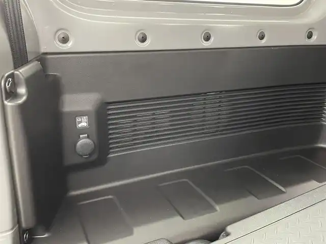 スズキ ジムニー XC 大分県 2025(令7)年 0.1千km ミディアムグレー スズキセーフティサポート　/(クルーズコントロール/誤発進抑制機能/後方誤発進抑制機能/低速時ブレーキサポート/パーキングセンサー/車線逸脱抑制機能/ふらつき警報機能/発進お知らせ機能/標識認識機能)/社外ディスプレイ（Ｂｌｕｅｔｏｏｔｈ　ＣＤ　ラジオ）/禁煙車　/ETC/シートヒーター　/ステアリングスイッチ　/コーナーセンサー　/オートハイビーム/純正16インチアルミホイール/パートタイム４WD/ヒーテッドドアミラー/LEDヘッドライト/アイドリングストップ/ワンオナー