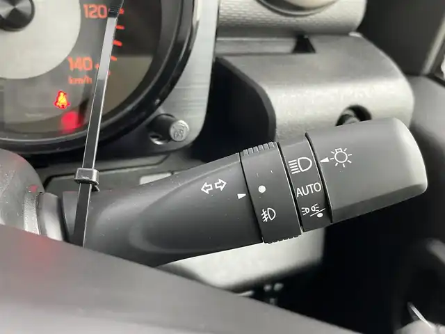 スズキ ジムニー XC 大分県 2025(令7)年 0.1千km ミディアムグレー スズキセーフティサポート　/(クルーズコントロール/誤発進抑制機能/後方誤発進抑制機能/低速時ブレーキサポート/パーキングセンサー/車線逸脱抑制機能/ふらつき警報機能/発進お知らせ機能/標識認識機能)/社外ディスプレイ（Ｂｌｕｅｔｏｏｔｈ　ＣＤ　ラジオ）/禁煙車　/ETC/シートヒーター　/ステアリングスイッチ　/コーナーセンサー　/オートハイビーム/純正16インチアルミホイール/パートタイム４WD/ヒーテッドドアミラー/LEDヘッドライト/アイドリングストップ/ワンオナー