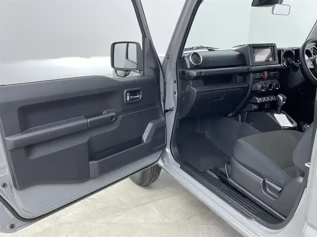 スズキ ジムニー XC 大分県 2025(令7)年 0.1千km ミディアムグレー スズキセーフティサポート　/(クルーズコントロール/誤発進抑制機能/後方誤発進抑制機能/低速時ブレーキサポート/パーキングセンサー/車線逸脱抑制機能/ふらつき警報機能/発進お知らせ機能/標識認識機能)/社外ディスプレイ（Ｂｌｕｅｔｏｏｔｈ　ＣＤ　ラジオ）/禁煙車　/ETC/シートヒーター　/ステアリングスイッチ　/コーナーセンサー　/オートハイビーム/純正16インチアルミホイール/パートタイム４WD/ヒーテッドドアミラー/LEDヘッドライト/アイドリングストップ/ワンオナー