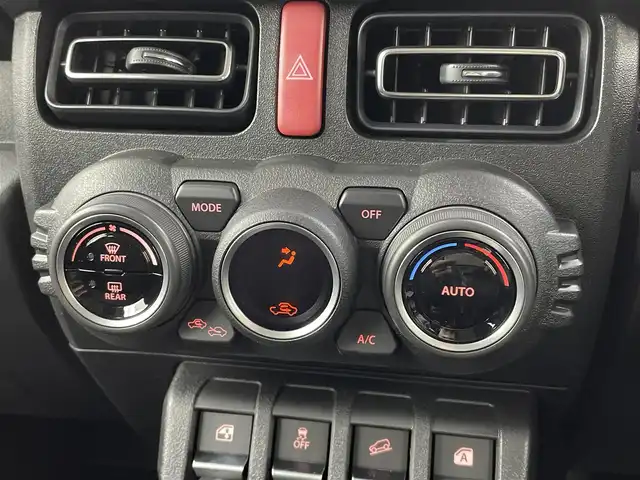 スズキ ジムニー XC 大分県 2025(令7)年 0.1千km ミディアムグレー スズキセーフティサポート　/(クルーズコントロール/誤発進抑制機能/後方誤発進抑制機能/低速時ブレーキサポート/パーキングセンサー/車線逸脱抑制機能/ふらつき警報機能/発進お知らせ機能/標識認識機能)/社外ディスプレイ（Ｂｌｕｅｔｏｏｔｈ　ＣＤ　ラジオ）/禁煙車　/ETC/シートヒーター　/ステアリングスイッチ　/コーナーセンサー　/オートハイビーム/純正16インチアルミホイール/パートタイム４WD/ヒーテッドドアミラー/LEDヘッドライト/アイドリングストップ/ワンオナー