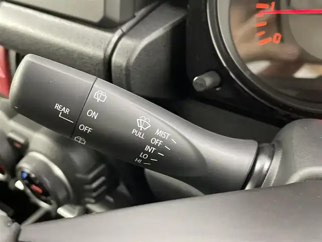 スズキ ジムニー XC 大分県 2025(令7)年 0.1千km ミディアムグレー スズキセーフティサポート　/(クルーズコントロール/誤発進抑制機能/後方誤発進抑制機能/低速時ブレーキサポート/パーキングセンサー/車線逸脱抑制機能/ふらつき警報機能/発進お知らせ機能/標識認識機能)/社外ディスプレイ（Ｂｌｕｅｔｏｏｔｈ　ＣＤ　ラジオ）/禁煙車　/ETC/シートヒーター　/ステアリングスイッチ　/コーナーセンサー　/オートハイビーム/純正16インチアルミホイール/パートタイム４WD/ヒーテッドドアミラー/LEDヘッドライト/アイドリングストップ/ワンオナー