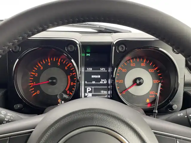 スズキ ジムニー XC 大分県 2025(令7)年 0.1千km ミディアムグレー スズキセーフティサポート　/(クルーズコントロール/誤発進抑制機能/後方誤発進抑制機能/低速時ブレーキサポート/パーキングセンサー/車線逸脱抑制機能/ふらつき警報機能/発進お知らせ機能/標識認識機能)/社外ディスプレイ（Ｂｌｕｅｔｏｏｔｈ　ＣＤ　ラジオ）/禁煙車　/ETC/シートヒーター　/ステアリングスイッチ　/コーナーセンサー　/オートハイビーム/純正16インチアルミホイール/パートタイム４WD/ヒーテッドドアミラー/LEDヘッドライト/アイドリングストップ/ワンオナー