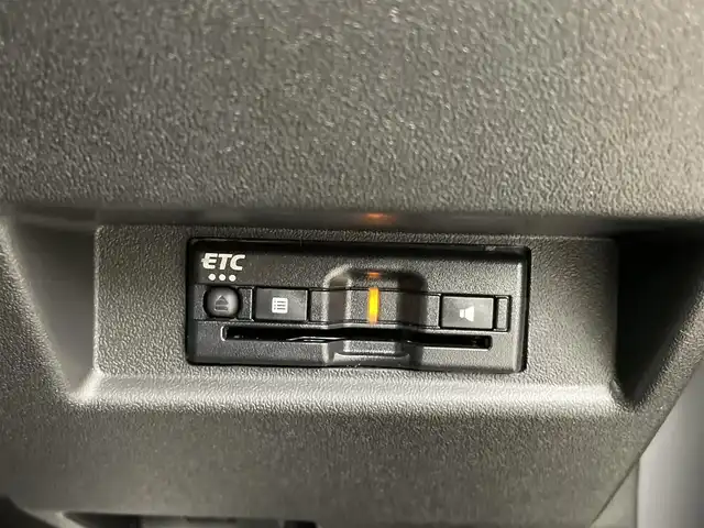 スズキ ジムニー XC 大分県 2025(令7)年 0.1千km ミディアムグレー スズキセーフティサポート　/(クルーズコントロール/誤発進抑制機能/後方誤発進抑制機能/低速時ブレーキサポート/パーキングセンサー/車線逸脱抑制機能/ふらつき警報機能/発進お知らせ機能/標識認識機能)/社外ディスプレイ（Ｂｌｕｅｔｏｏｔｈ　ＣＤ　ラジオ）/禁煙車　/ETC/シートヒーター　/ステアリングスイッチ　/コーナーセンサー　/オートハイビーム/純正16インチアルミホイール/パートタイム４WD/ヒーテッドドアミラー/LEDヘッドライト/アイドリングストップ/ワンオナー