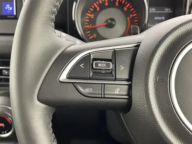 スズキ ジムニー XC 大分県 2025(令7)年 0.1千km ミディアムグレー スズキセーフティサポート　/(クルーズコントロール/誤発進抑制機能/後方誤発進抑制機能/低速時ブレーキサポート/パーキングセンサー/車線逸脱抑制機能/ふらつき警報機能/発進お知らせ機能/標識認識機能)/社外ディスプレイ（Ｂｌｕｅｔｏｏｔｈ　ＣＤ　ラジオ）/禁煙車　/ETC/シートヒーター　/ステアリングスイッチ　/コーナーセンサー　/オートハイビーム/純正16インチアルミホイール/パートタイム４WD/ヒーテッドドアミラー/LEDヘッドライト/アイドリングストップ/ワンオナー