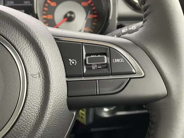 スズキ ジムニー XC 大分県 2025(令7)年 0.1千km ミディアムグレー スズキセーフティサポート　/(クルーズコントロール/誤発進抑制機能/後方誤発進抑制機能/低速時ブレーキサポート/パーキングセンサー/車線逸脱抑制機能/ふらつき警報機能/発進お知らせ機能/標識認識機能)/社外ディスプレイ（Ｂｌｕｅｔｏｏｔｈ　ＣＤ　ラジオ）/禁煙車　/ETC/シートヒーター　/ステアリングスイッチ　/コーナーセンサー　/オートハイビーム/純正16インチアルミホイール/パートタイム４WD/ヒーテッドドアミラー/LEDヘッドライト/アイドリングストップ/ワンオナー