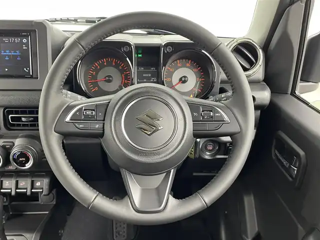 スズキ ジムニー XC 大分県 2025(令7)年 0.1千km ミディアムグレー スズキセーフティサポート　/(クルーズコントロール/誤発進抑制機能/後方誤発進抑制機能/低速時ブレーキサポート/パーキングセンサー/車線逸脱抑制機能/ふらつき警報機能/発進お知らせ機能/標識認識機能)/社外ディスプレイ（Ｂｌｕｅｔｏｏｔｈ　ＣＤ　ラジオ）/禁煙車　/ETC/シートヒーター　/ステアリングスイッチ　/コーナーセンサー　/オートハイビーム/純正16インチアルミホイール/パートタイム４WD/ヒーテッドドアミラー/LEDヘッドライト/アイドリングストップ/ワンオナー