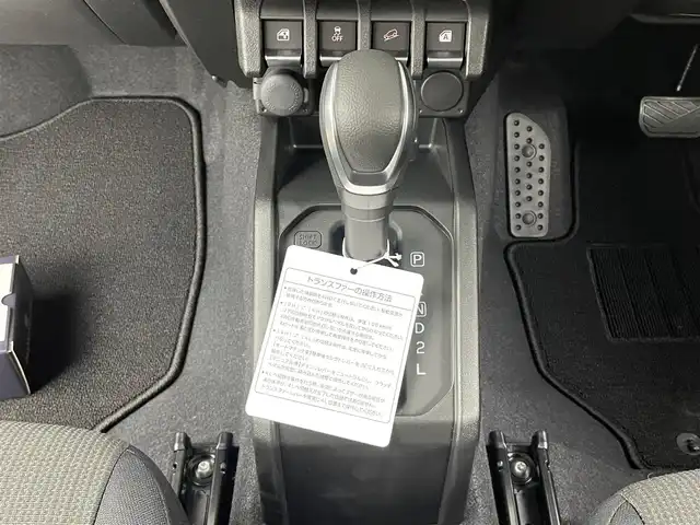 スズキ ジムニー XC 大分県 2025(令7)年 0.1千km ミディアムグレー スズキセーフティサポート　/(クルーズコントロール/誤発進抑制機能/後方誤発進抑制機能/低速時ブレーキサポート/パーキングセンサー/車線逸脱抑制機能/ふらつき警報機能/発進お知らせ機能/標識認識機能)/社外ディスプレイ（Ｂｌｕｅｔｏｏｔｈ　ＣＤ　ラジオ）/禁煙車　/ETC/シートヒーター　/ステアリングスイッチ　/コーナーセンサー　/オートハイビーム/純正16インチアルミホイール/パートタイム４WD/ヒーテッドドアミラー/LEDヘッドライト/アイドリングストップ/ワンオナー