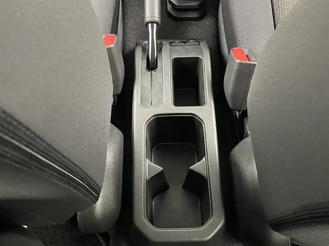 スズキ ジムニー XC 大分県 2025(令7)年 0.1千km ミディアムグレー スズキセーフティサポート　/(クルーズコントロール/誤発進抑制機能/後方誤発進抑制機能/低速時ブレーキサポート/パーキングセンサー/車線逸脱抑制機能/ふらつき警報機能/発進お知らせ機能/標識認識機能)/社外ディスプレイ（Ｂｌｕｅｔｏｏｔｈ　ＣＤ　ラジオ）/禁煙車　/ETC/シートヒーター　/ステアリングスイッチ　/コーナーセンサー　/オートハイビーム/純正16インチアルミホイール/パートタイム４WD/ヒーテッドドアミラー/LEDヘッドライト/アイドリングストップ/ワンオナー