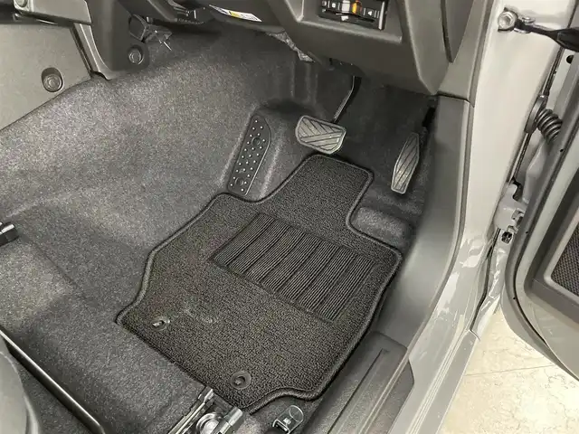 スズキ ジムニー XC 大分県 2025(令7)年 0.1千km ミディアムグレー スズキセーフティサポート　/(クルーズコントロール/誤発進抑制機能/後方誤発進抑制機能/低速時ブレーキサポート/パーキングセンサー/車線逸脱抑制機能/ふらつき警報機能/発進お知らせ機能/標識認識機能)/社外ディスプレイ（Ｂｌｕｅｔｏｏｔｈ　ＣＤ　ラジオ）/禁煙車　/ETC/シートヒーター　/ステアリングスイッチ　/コーナーセンサー　/オートハイビーム/純正16インチアルミホイール/パートタイム４WD/ヒーテッドドアミラー/LEDヘッドライト/アイドリングストップ/ワンオナー