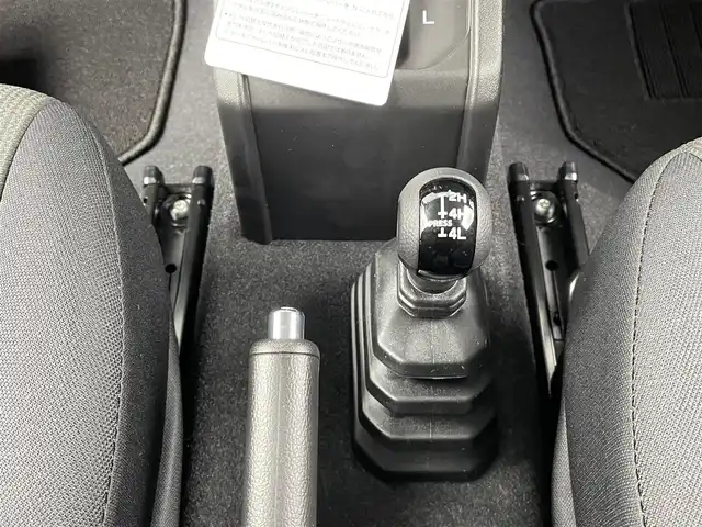 スズキ ジムニー XC 大分県 2025(令7)年 0.1千km ミディアムグレー スズキセーフティサポート　/(クルーズコントロール/誤発進抑制機能/後方誤発進抑制機能/低速時ブレーキサポート/パーキングセンサー/車線逸脱抑制機能/ふらつき警報機能/発進お知らせ機能/標識認識機能)/社外ディスプレイ（Ｂｌｕｅｔｏｏｔｈ　ＣＤ　ラジオ）/禁煙車　/ETC/シートヒーター　/ステアリングスイッチ　/コーナーセンサー　/オートハイビーム/純正16インチアルミホイール/パートタイム４WD/ヒーテッドドアミラー/LEDヘッドライト/アイドリングストップ/ワンオナー