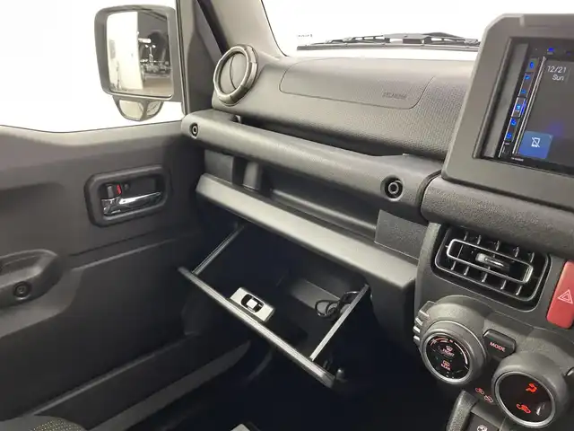 スズキ ジムニー XC 大分県 2025(令7)年 0.1千km ミディアムグレー スズキセーフティサポート　/(クルーズコントロール/誤発進抑制機能/後方誤発進抑制機能/低速時ブレーキサポート/パーキングセンサー/車線逸脱抑制機能/ふらつき警報機能/発進お知らせ機能/標識認識機能)/社外ディスプレイ（Ｂｌｕｅｔｏｏｔｈ　ＣＤ　ラジオ）/禁煙車　/ETC/シートヒーター　/ステアリングスイッチ　/コーナーセンサー　/オートハイビーム/純正16インチアルミホイール/パートタイム４WD/ヒーテッドドアミラー/LEDヘッドライト/アイドリングストップ/ワンオナー