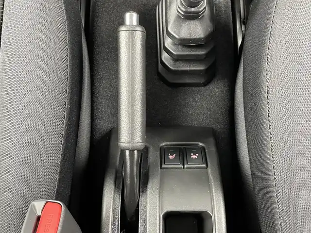 スズキ ジムニー XC 大分県 2025(令7)年 0.1千km ミディアムグレー スズキセーフティサポート　/(クルーズコントロール/誤発進抑制機能/後方誤発進抑制機能/低速時ブレーキサポート/パーキングセンサー/車線逸脱抑制機能/ふらつき警報機能/発進お知らせ機能/標識認識機能)/社外ディスプレイ（Ｂｌｕｅｔｏｏｔｈ　ＣＤ　ラジオ）/禁煙車　/ETC/シートヒーター　/ステアリングスイッチ　/コーナーセンサー　/オートハイビーム/純正16インチアルミホイール/パートタイム４WD/ヒーテッドドアミラー/LEDヘッドライト/アイドリングストップ/ワンオナー