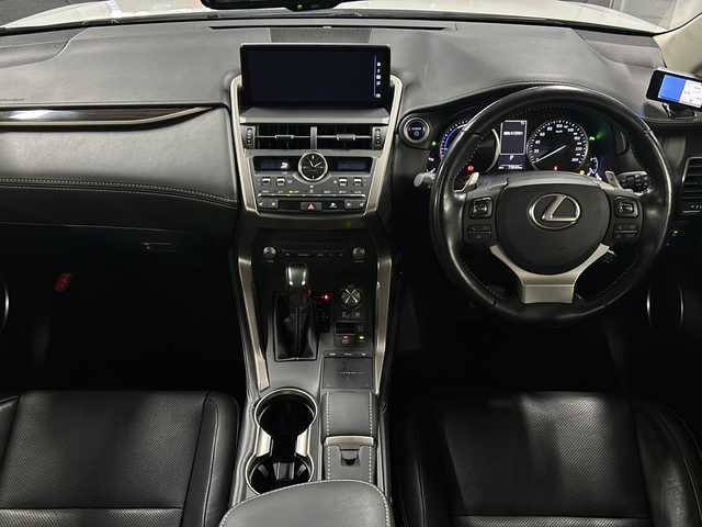 レクサス ＮＸ 300h バージョンL 愛知県 2018(平30)年 7.3万km ソニッククォーツ 純正ナビ/（DVD/BT/フルセグ）/全周囲カメラ/衝突軽減/追従機能付きクルーズコントロール/先行車発進検知/レーンキープアシスト/ドライブレコーダー/ビルドインETC/パドルシフト/ステアリングヒーター/レザーシート/シートヒーター/エアシート/電動シート/シートメモリ/パワーバックドア/死角支援ミラー/自動防眩ミラー/ガラスルーフ/シーケンシャルウィンカー/LEDヘッドライト/フォグランプ/バックフォグ/ウィンカーミラー/電格ミラー