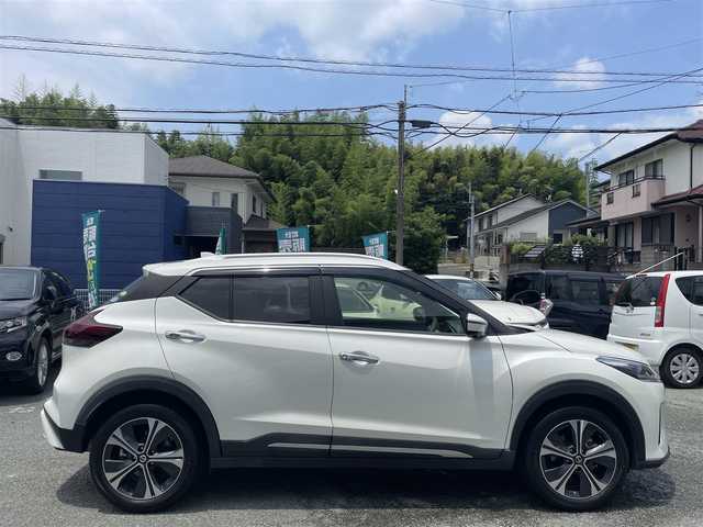 日産 キックス X ツートーンインテリアED 熊本県 2020(令2)年 4.4万km ブリリアントホワイトパール ワンオーナー/純正ナビ/【フルセグTV/Bluetooth/CD/DVD】/アラウンドビューモニター/デジタルインナーミラー/衝突軽減防止装置/レーンキープアシスト/コーナーセンサー/ブレーキホールド/純正17インチAW/オートLEDライト/オートマチックハイビーム/シートヒーター/ステアリングヒーター/ウィンカーミラー/ドライブレコーダー（前後）/ETC/革巻きステアリング/プッシュスタート/スマートキー/横滑り防止装置/盗難防止装置/ABS/純正ドアバイザー/保証書/取扱説明書/スペアキー