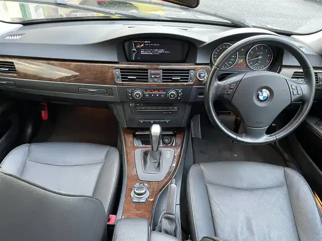 ＢＭＷ ３２５ｉ ハイライン 東京都 2009(平21)年 6万km サファイアブラックP ワンオーナー/純正ＨＤＤナビ/バックカメラ/レザーシート/シートヒーター/パワーシート/純正17インチアルミホイール/キセノンヘッドライト/電動格納ミラー/フロアマット/保証書/取扱説明書