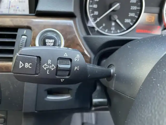 ＢＭＷ ３２５ｉ ハイライン 東京都 2009(平21)年 6万km サファイアブラックP ワンオーナー/純正ＨＤＤナビ/バックカメラ/レザーシート/シートヒーター/パワーシート/純正17インチアルミホイール/キセノンヘッドライト/電動格納ミラー/フロアマット/保証書/取扱説明書