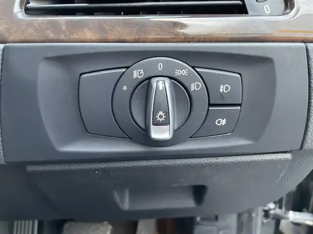 ＢＭＷ ３２５ｉ ハイライン 東京都 2009(平21)年 6万km サファイアブラックP ワンオーナー/純正ＨＤＤナビ/バックカメラ/レザーシート/シートヒーター/パワーシート/純正17インチアルミホイール/キセノンヘッドライト/電動格納ミラー/フロアマット/保証書/取扱説明書