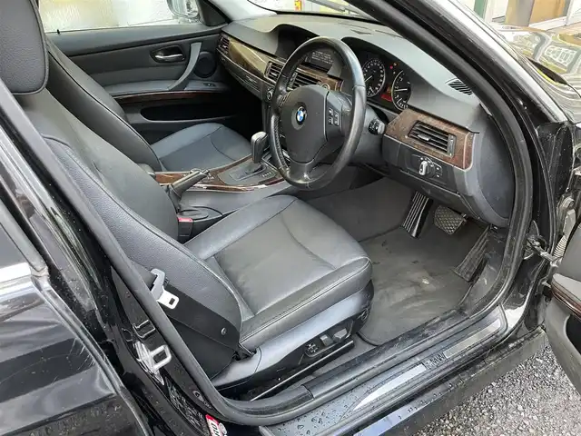 ＢＭＷ ３２５ｉ ハイライン 東京都 2009(平21)年 6万km サファイアブラックP ワンオーナー/純正ＨＤＤナビ/バックカメラ/レザーシート/シートヒーター/パワーシート/純正17インチアルミホイール/キセノンヘッドライト/電動格納ミラー/フロアマット/保証書/取扱説明書