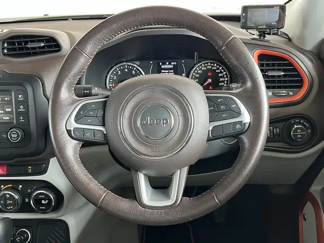 クライスラー・ジープ ジープ レネゲード セーフティエディション 山形県 2017(平29)年 5.5万km 白 Uコネクトディスプレイモニター/AUX/USB/Bluetooth/バックカメラ/レーンアシスト/オートライト/パーキングセンサー/ブラインドスポットモニター/軽減ブレーキ/社外レーダー感知機/追従なしクルーズコントロール/beatsサウンドシステム/前後ドライブレコーダー