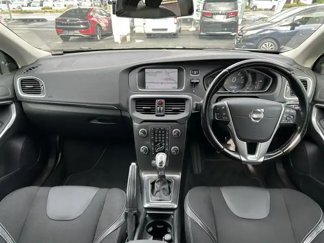 ボルボ Ｖ４０ T－4 SE 埼玉県 2013(平25)年 7万km ブラックサファイアメタリック ワンオーナー/純正ナビ/フルセグテレビ/コーナーセンサー/クルーズコントロール/バックカメラ/フルセグテレビ/フロアマット/レーンアシスト/シートヒーター/パワーシート/オートライト/ABS/ETC/PW/PS/Bluetooth接続/DVD再生/ドライブレコーダー/パーキングアシスト/AAC/プッシュスタート