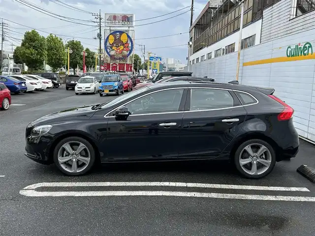 ボルボ Ｖ４０ T－4 SE 埼玉県 2013(平25)年 7万km ブラックサファイアメタリック ワンオーナー/純正ナビ/フルセグテレビ/コーナーセンサー/クルーズコントロール/バックカメラ/フルセグテレビ/フロアマット/レーンアシスト/シートヒーター/パワーシート/オートライト/ABS/ETC/PW/PS/Bluetooth接続/DVD再生/ドライブレコーダー/パーキングアシスト/AAC/プッシュスタート