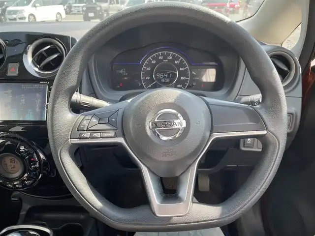 日産 ノート e－パワー X 熊本県 2017(平29)年 5.6万km オレンジ 純正SDナビDTV(MM317D-W)/・CD/DVD/BT/AUX/フルセグ/アラウンドビューカメラ/前後ドラレコ/LEDライト/ETC/エマージェンシーブレーキ/・インテリジェントLi＆LDW/・踏み間違い衝突防止アシスト/ウィンカードアミラー/マット/バイザー/インテリキー