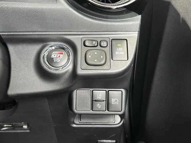 トヨタ アクア G GRスポーツ 17インチPKG 富山県 2019(平31)年 3.1万km ホワイトパールクリスタルシャイン トヨタセーフティセンス/レーンディパーチャーアラート/プリクラッシュセーフティ/オートマッチクハイビーム/純正SDナビ/フルセグ/バックカメラ/ビルトインETC/クルーズコントロール/LEDヘッドライト/スペアキー/GR専用シート