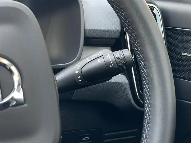 ボルボ ボルボ ＸＣ４０ B4 AWD インスクリプション 山梨県 2022(令4)年 1.9万km フュージョンレッドM 1オーナー /黒革 /H/Kサウンド /360カメラ/純正メモリナビ/フルセグ/カープレイ/ＢＴ/ＡＣＣ/Ｐアシスト/ＢＳＡ/ＬＫＡ/Ｐシート/前後シートＨ/ステアリングＨ/Ｐバックドア/クリスタルシフト/置き型充電/保証書/スペアキー