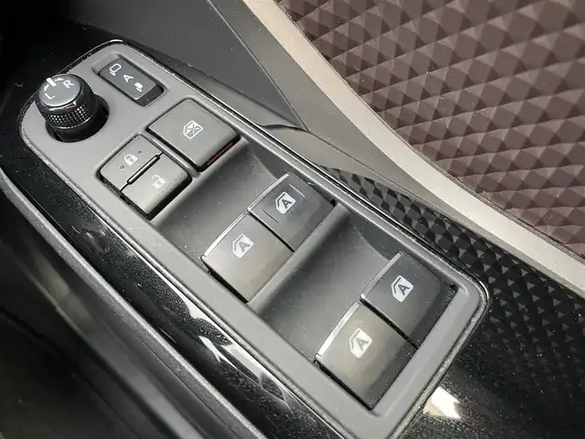 トヨタ Ｃ－ＨＲ G 福岡県 2019(令1)年 11.3万km ブラック/ホワイトパールクリスタルシャイン 2トーン ワンオーナー/純正9インチナビ/（BT/フルセグ/AM/FM/SD/SDREC/DISC)/Bカメラ/レーダークルーズコントロール/LEDヘッドライト/オートライト/オートマチックハイビーム/ハーフレザー/DN席シートヒーター/純正18インチAW/BSM/横滑り防止装置/コーナーセンサー/レーンキープアシスト/盗難防止装置/衝突被害軽減システム/スマートキー/ETC/保証書