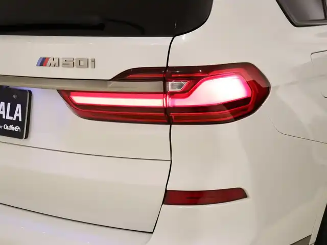 ＢＭＷ Ｘ７ M50i 静岡県 2022(令4)年 4万km ミネラルホワイト セレクトパッケージ/・サンルーフ/・サンプロテクションガラス/・リアシートエンタテインメント/黒革シート/前後ドラレコ/エアサス/後席モニター/harmankardon/マッサージ/前席ベンチレーション/1・2列目シートヒーター/ディスプレイキー/360°カメラ/HUD