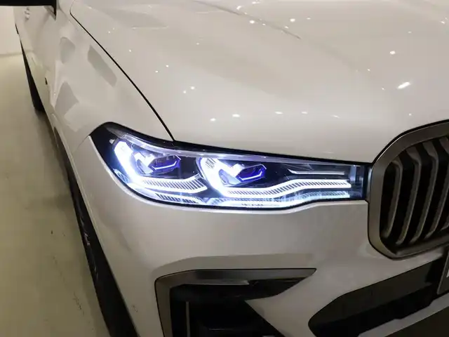 ＢＭＷ Ｘ７ M50i 静岡県 2022(令4)年 4万km ミネラルホワイト セレクトパッケージ/・サンルーフ/・サンプロテクションガラス/・リアシートエンタテインメント/黒革シート/前後ドラレコ/エアサス/後席モニター/harmankardon/マッサージ/前席ベンチレーション/1・2列目シートヒーター/ディスプレイキー/360°カメラ/HUD