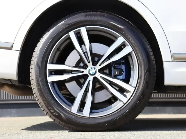 ＢＭＷ Ｘ７ M50i 静岡県 2022(令4)年 4万km ミネラルホワイト セレクトパッケージ/・サンルーフ/・サンプロテクションガラス/・リアシートエンタテインメント/黒革シート/前後ドラレコ/エアサス/後席モニター/harmankardon/マッサージ/前席ベンチレーション/1・2列目シートヒーター/ディスプレイキー/360°カメラ/HUD