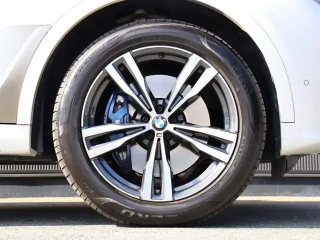 ＢＭＷ Ｘ７ M50i 静岡県 2022(令4)年 4万km ミネラルホワイト セレクトパッケージ/・サンルーフ/・サンプロテクションガラス/・リアシートエンタテインメント/黒革シート/前後ドラレコ/エアサス/後席モニター/harmankardon/マッサージ/前席ベンチレーション/1・2列目シートヒーター/ディスプレイキー/360°カメラ/HUD