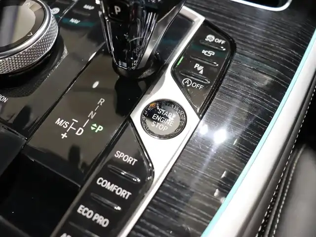 ＢＭＷ Ｘ７ M50i 静岡県 2022(令4)年 4万km ミネラルホワイト セレクトパッケージ/・サンルーフ/・サンプロテクションガラス/・リアシートエンタテインメント/黒革シート/前後ドラレコ/エアサス/後席モニター/harmankardon/マッサージ/前席ベンチレーション/1・2列目シートヒーター/ディスプレイキー/360°カメラ/HUD