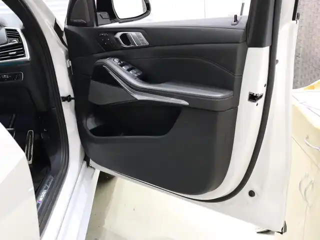 ＢＭＷ Ｘ７ M50i 静岡県 2022(令4)年 4万km ミネラルホワイト セレクトパッケージ/・サンルーフ/・サンプロテクションガラス/・リアシートエンタテインメント/黒革シート/前後ドラレコ/エアサス/後席モニター/harmankardon/マッサージ/前席ベンチレーション/1・2列目シートヒーター/ディスプレイキー/360°カメラ/HUD