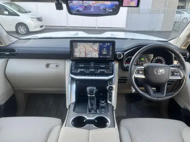トヨタ ランドクルーザー ZX 島根県 2024(令6)年 1.2万km プレシャスホワイトパール ワンオーナー　/モデリスタエアロ（フロント／リア／リアアンダー）　/サンルーフ　/ＪＢＬサウンドシステム　/ベージュレザーシート/純正１２．３インチメモリナビ　/（フルセグTV／ＤＶＤ再生／Ｂｌｕｅｔｏｏｔｈ接続）　/後席ヘッドレストモニター×２/全方位／バックカメラ　/デジタルインナーミラー（後方録画機能付き）/前方ドライブレコーダー　/ビルトインETC２．０　/Toyota Safety Sense/・プリクラッシュセーフティ/・レーントレーシングアシスト/・レーンディパーチャーアラート/・レーダークルーズコントロール/・アダプティブハイビームシステム／オートマチックハイビーム/・ロードサインアシスト/・ドライバー異常時対応システム/・発進遅れ告知機能/ブラインドスポットモニター　/ヘッドアップディスプレイ/パワーバックドア/運転席メモリーパワーシート＋助手席パワーシート/全席シートヒーター／エアシート/ステアリングヒーター/COOL BOX/純正２０インチアルミホイール/保証書・取扱説明書（本体＋ナビ）・スペアキー1本/社外セキュリティー （Grgo）