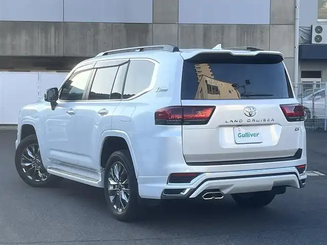 トヨタ ランドクルーザー ZX 島根県 2024(令6)年 1.2万km プレシャスホワイトパール ワンオーナー　/モデリスタエアロ（フロント／リア／リアアンダー）　/サンルーフ　/ＪＢＬサウンドシステム　/ベージュレザーシート/純正１２．３インチメモリナビ　/（フルセグTV／ＤＶＤ再生／Ｂｌｕｅｔｏｏｔｈ接続）　/後席ヘッドレストモニター×２/全方位／バックカメラ　/デジタルインナーミラー（後方録画機能付き）/前方ドライブレコーダー　/ビルトインETC２．０　/Toyota Safety Sense/・プリクラッシュセーフティ/・レーントレーシングアシスト/・レーンディパーチャーアラート/・レーダークルーズコントロール/・アダプティブハイビームシステム／オートマチックハイビーム/・ロードサインアシスト/・ドライバー異常時対応システム/・発進遅れ告知機能/ブラインドスポットモニター　/ヘッドアップディスプレイ/パワーバックドア/運転席メモリーパワーシート＋助手席パワーシート/全席シートヒーター／エアシート/ステアリングヒーター/COOL BOX/純正２０インチアルミホイール/保証書・取扱説明書（本体＋ナビ）・スペアキー1本/社外セキュリティー （Grgo）