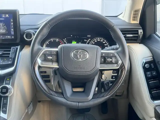 トヨタ ランドクルーザー ZX 島根県 2024(令6)年 1.2万km プレシャスホワイトパール ワンオーナー　/モデリスタエアロ（フロント／リア／リアアンダー）　/サンルーフ　/ＪＢＬサウンドシステム　/ベージュレザーシート/純正１２．３インチメモリナビ　/（フルセグTV／ＤＶＤ再生／Ｂｌｕｅｔｏｏｔｈ接続）　/後席ヘッドレストモニター×２/全方位／バックカメラ　/デジタルインナーミラー（後方録画機能付き）/前方ドライブレコーダー　/ビルトインETC２．０　/Toyota Safety Sense/・プリクラッシュセーフティ/・レーントレーシングアシスト/・レーンディパーチャーアラート/・レーダークルーズコントロール/・アダプティブハイビームシステム／オートマチックハイビーム/・ロードサインアシスト/・ドライバー異常時対応システム/・発進遅れ告知機能/ブラインドスポットモニター　/ヘッドアップディスプレイ/パワーバックドア/運転席メモリーパワーシート＋助手席パワーシート/全席シートヒーター／エアシート/ステアリングヒーター/COOL BOX/純正２０インチアルミホイール/保証書・取扱説明書（本体＋ナビ）・スペアキー1本/社外セキュリティー （Grgo）