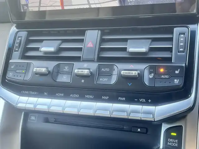 トヨタ ランドクルーザー ZX 島根県 2024(令6)年 1.2万km プレシャスホワイトパール ワンオーナー　/モデリスタエアロ（フロント／リア／リアアンダー）　/サンルーフ　/ＪＢＬサウンドシステム　/ベージュレザーシート/純正１２．３インチメモリナビ　/（フルセグTV／ＤＶＤ再生／Ｂｌｕｅｔｏｏｔｈ接続）　/後席ヘッドレストモニター×２/全方位／バックカメラ　/デジタルインナーミラー（後方録画機能付き）/前方ドライブレコーダー　/ビルトインETC２．０　/Toyota Safety Sense/・プリクラッシュセーフティ/・レーントレーシングアシスト/・レーンディパーチャーアラート/・レーダークルーズコントロール/・アダプティブハイビームシステム／オートマチックハイビーム/・ロードサインアシスト/・ドライバー異常時対応システム/・発進遅れ告知機能/ブラインドスポットモニター　/ヘッドアップディスプレイ/パワーバックドア/運転席メモリーパワーシート＋助手席パワーシート/全席シートヒーター／エアシート/ステアリングヒーター/COOL BOX/純正２０インチアルミホイール/保証書・取扱説明書（本体＋ナビ）・スペアキー1本/社外セキュリティー （Grgo）