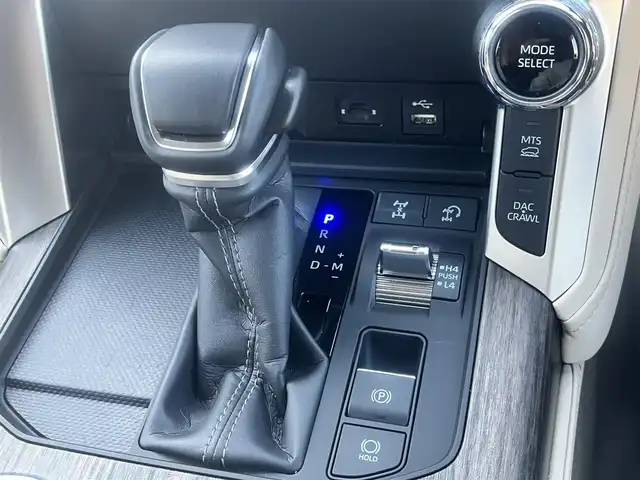 トヨタ ランドクルーザー ZX 島根県 2024(令6)年 1.2万km プレシャスホワイトパール ワンオーナー　/モデリスタエアロ（フロント／リア／リアアンダー）　/サンルーフ　/ＪＢＬサウンドシステム　/ベージュレザーシート/純正１２．３インチメモリナビ　/（フルセグTV／ＤＶＤ再生／Ｂｌｕｅｔｏｏｔｈ接続）　/後席ヘッドレストモニター×２/全方位／バックカメラ　/デジタルインナーミラー（後方録画機能付き）/前方ドライブレコーダー　/ビルトインETC２．０　/Toyota Safety Sense/・プリクラッシュセーフティ/・レーントレーシングアシスト/・レーンディパーチャーアラート/・レーダークルーズコントロール/・アダプティブハイビームシステム／オートマチックハイビーム/・ロードサインアシスト/・ドライバー異常時対応システム/・発進遅れ告知機能/ブラインドスポットモニター　/ヘッドアップディスプレイ/パワーバックドア/運転席メモリーパワーシート＋助手席パワーシート/全席シートヒーター／エアシート/ステアリングヒーター/COOL BOX/純正２０インチアルミホイール/保証書・取扱説明書（本体＋ナビ）・スペアキー1本/社外セキュリティー （Grgo）