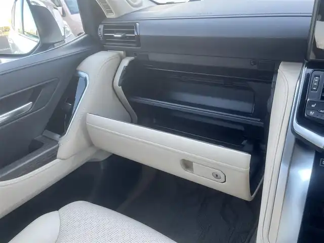 トヨタ ランドクルーザー ZX 島根県 2024(令6)年 1.2万km プレシャスホワイトパール ワンオーナー　/モデリスタエアロ（フロント／リア／リアアンダー）　/サンルーフ　/ＪＢＬサウンドシステム　/ベージュレザーシート/純正１２．３インチメモリナビ　/（フルセグTV／ＤＶＤ再生／Ｂｌｕｅｔｏｏｔｈ接続）　/後席ヘッドレストモニター×２/全方位／バックカメラ　/デジタルインナーミラー（後方録画機能付き）/前方ドライブレコーダー　/ビルトインETC２．０　/Toyota Safety Sense/・プリクラッシュセーフティ/・レーントレーシングアシスト/・レーンディパーチャーアラート/・レーダークルーズコントロール/・アダプティブハイビームシステム／オートマチックハイビーム/・ロードサインアシスト/・ドライバー異常時対応システム/・発進遅れ告知機能/ブラインドスポットモニター　/ヘッドアップディスプレイ/パワーバックドア/運転席メモリーパワーシート＋助手席パワーシート/全席シートヒーター／エアシート/ステアリングヒーター/COOL BOX/純正２０インチアルミホイール/保証書・取扱説明書（本体＋ナビ）・スペアキー1本/社外セキュリティー （Grgo）