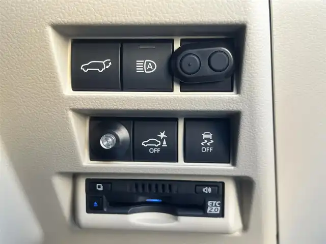 トヨタ ランドクルーザー ZX 島根県 2024(令6)年 1.2万km プレシャスホワイトパール ワンオーナー　/モデリスタエアロ（フロント／リア／リアアンダー）　/サンルーフ　/ＪＢＬサウンドシステム　/ベージュレザーシート/純正１２．３インチメモリナビ　/（フルセグTV／ＤＶＤ再生／Ｂｌｕｅｔｏｏｔｈ接続）　/後席ヘッドレストモニター×２/全方位／バックカメラ　/デジタルインナーミラー（後方録画機能付き）/前方ドライブレコーダー　/ビルトインETC２．０　/Toyota Safety Sense/・プリクラッシュセーフティ/・レーントレーシングアシスト/・レーンディパーチャーアラート/・レーダークルーズコントロール/・アダプティブハイビームシステム／オートマチックハイビーム/・ロードサインアシスト/・ドライバー異常時対応システム/・発進遅れ告知機能/ブラインドスポットモニター　/ヘッドアップディスプレイ/パワーバックドア/運転席メモリーパワーシート＋助手席パワーシート/全席シートヒーター／エアシート/ステアリングヒーター/COOL BOX/純正２０インチアルミホイール/保証書・取扱説明書（本体＋ナビ）・スペアキー1本/社外セキュリティー （Grgo）