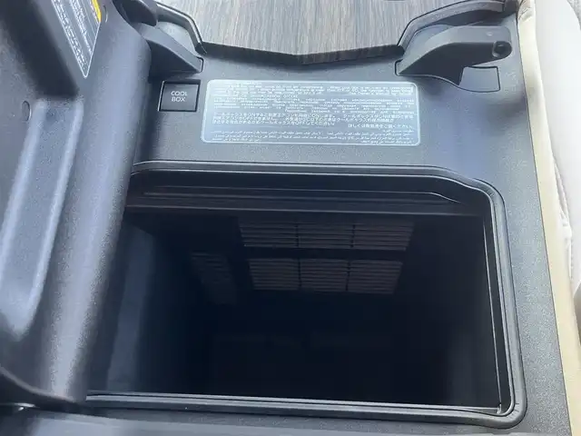 トヨタ ランドクルーザー ZX 島根県 2024(令6)年 1.2万km プレシャスホワイトパール ワンオーナー　/モデリスタエアロ（フロント／リア／リアアンダー）　/サンルーフ　/ＪＢＬサウンドシステム　/ベージュレザーシート/純正１２．３インチメモリナビ　/（フルセグTV／ＤＶＤ再生／Ｂｌｕｅｔｏｏｔｈ接続）　/後席ヘッドレストモニター×２/全方位／バックカメラ　/デジタルインナーミラー（後方録画機能付き）/前方ドライブレコーダー　/ビルトインETC２．０　/Toyota Safety Sense/・プリクラッシュセーフティ/・レーントレーシングアシスト/・レーンディパーチャーアラート/・レーダークルーズコントロール/・アダプティブハイビームシステム／オートマチックハイビーム/・ロードサインアシスト/・ドライバー異常時対応システム/・発進遅れ告知機能/ブラインドスポットモニター　/ヘッドアップディスプレイ/パワーバックドア/運転席メモリーパワーシート＋助手席パワーシート/全席シートヒーター／エアシート/ステアリングヒーター/COOL BOX/純正２０インチアルミホイール/保証書・取扱説明書（本体＋ナビ）・スペアキー1本/社外セキュリティー （Grgo）