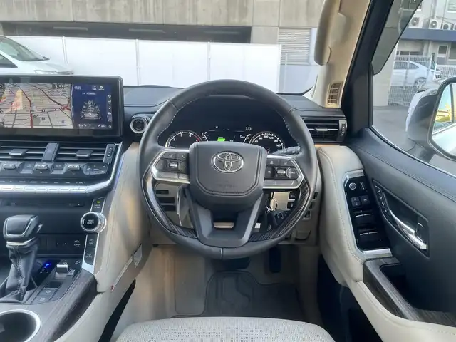 トヨタ ランドクルーザー ZX 島根県 2024(令6)年 1.2万km プレシャスホワイトパール ワンオーナー　/モデリスタエアロ（フロント／リア／リアアンダー）　/サンルーフ　/ＪＢＬサウンドシステム　/ベージュレザーシート/純正１２．３インチメモリナビ　/（フルセグTV／ＤＶＤ再生／Ｂｌｕｅｔｏｏｔｈ接続）　/後席ヘッドレストモニター×２/全方位／バックカメラ　/デジタルインナーミラー（後方録画機能付き）/前方ドライブレコーダー　/ビルトインETC２．０　/Toyota Safety Sense/・プリクラッシュセーフティ/・レーントレーシングアシスト/・レーンディパーチャーアラート/・レーダークルーズコントロール/・アダプティブハイビームシステム／オートマチックハイビーム/・ロードサインアシスト/・ドライバー異常時対応システム/・発進遅れ告知機能/ブラインドスポットモニター　/ヘッドアップディスプレイ/パワーバックドア/運転席メモリーパワーシート＋助手席パワーシート/全席シートヒーター／エアシート/ステアリングヒーター/COOL BOX/純正２０インチアルミホイール/保証書・取扱説明書（本体＋ナビ）・スペアキー1本/社外セキュリティー （Grgo）