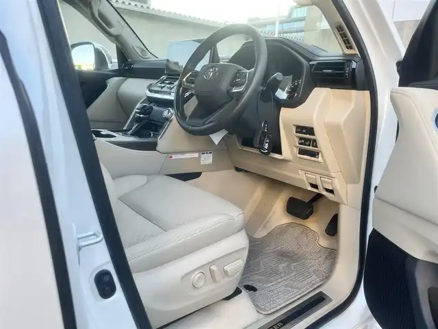 トヨタ ランドクルーザー ZX 島根県 2024(令6)年 1.2万km プレシャスホワイトパール ワンオーナー　/モデリスタエアロ（フロント／リア／リアアンダー）　/サンルーフ　/ＪＢＬサウンドシステム　/ベージュレザーシート/純正１２．３インチメモリナビ　/（フルセグTV／ＤＶＤ再生／Ｂｌｕｅｔｏｏｔｈ接続）　/後席ヘッドレストモニター×２/全方位／バックカメラ　/デジタルインナーミラー（後方録画機能付き）/前方ドライブレコーダー　/ビルトインETC２．０　/Toyota Safety Sense/・プリクラッシュセーフティ/・レーントレーシングアシスト/・レーンディパーチャーアラート/・レーダークルーズコントロール/・アダプティブハイビームシステム／オートマチックハイビーム/・ロードサインアシスト/・ドライバー異常時対応システム/・発進遅れ告知機能/ブラインドスポットモニター　/ヘッドアップディスプレイ/パワーバックドア/運転席メモリーパワーシート＋助手席パワーシート/全席シートヒーター／エアシート/ステアリングヒーター/COOL BOX/純正２０インチアルミホイール/保証書・取扱説明書（本体＋ナビ）・スペアキー1本/社外セキュリティー （Grgo）