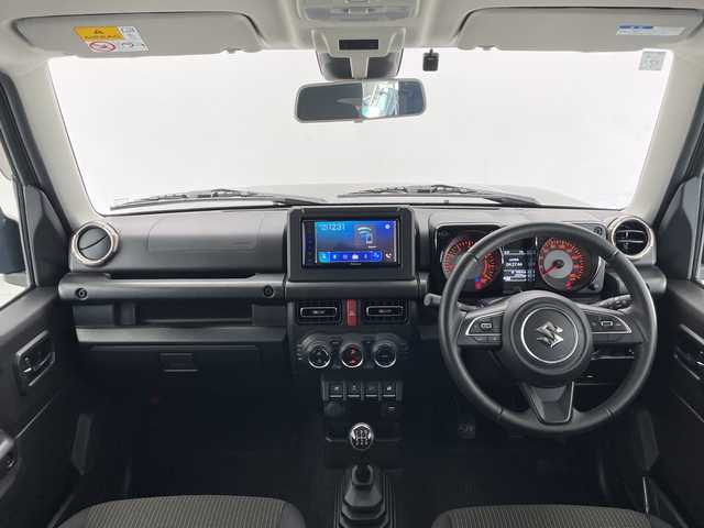 スズキ ジムニー シエラ JC 長野県 2019(平31)年 3.7万km ジャングルグリーン 4WD/5速MT/社外ディスプレイオーディオ(PVH-9300DVSZS)/クルーズコントロール/車線逸脱警報/衝突軽減ブレーキ/ダウンヒルアシストコントロール/前席シートヒーター/ステアリングスイッチ/ビルトインETC2.0/LEDヘッドライト/オートライト/フロントフォグランプ/電動格納ミラー/ウィンカーミラー/ドアミラーヒーター/純正15インチAW装着/純正ドアバイザー/プッシュスタート/スマートキー